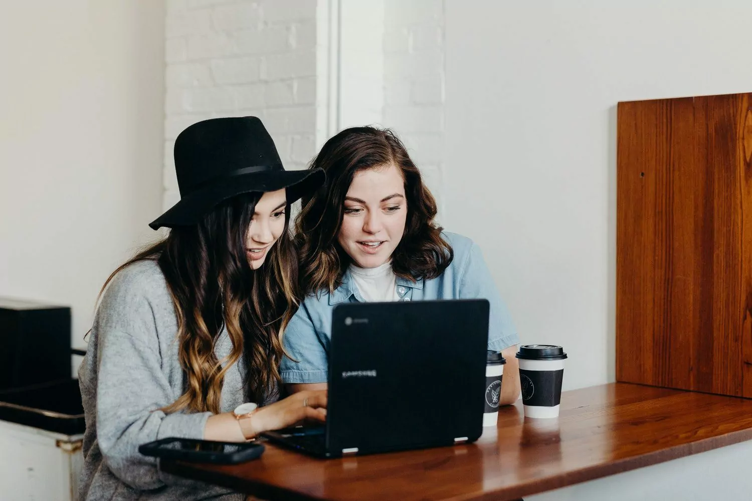 deux-femmes-devant-un-laptop