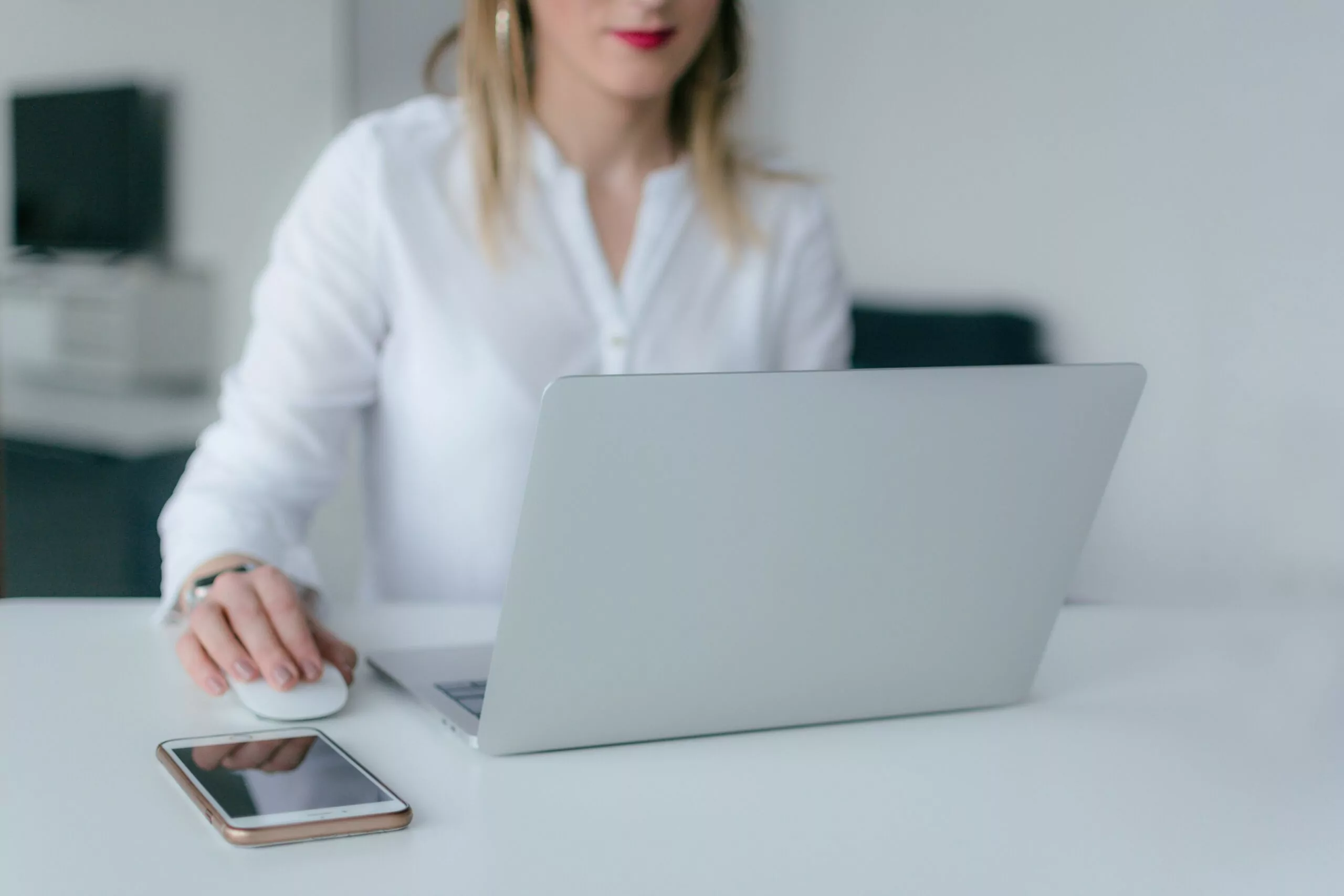 femme-devant-un-ordinateur